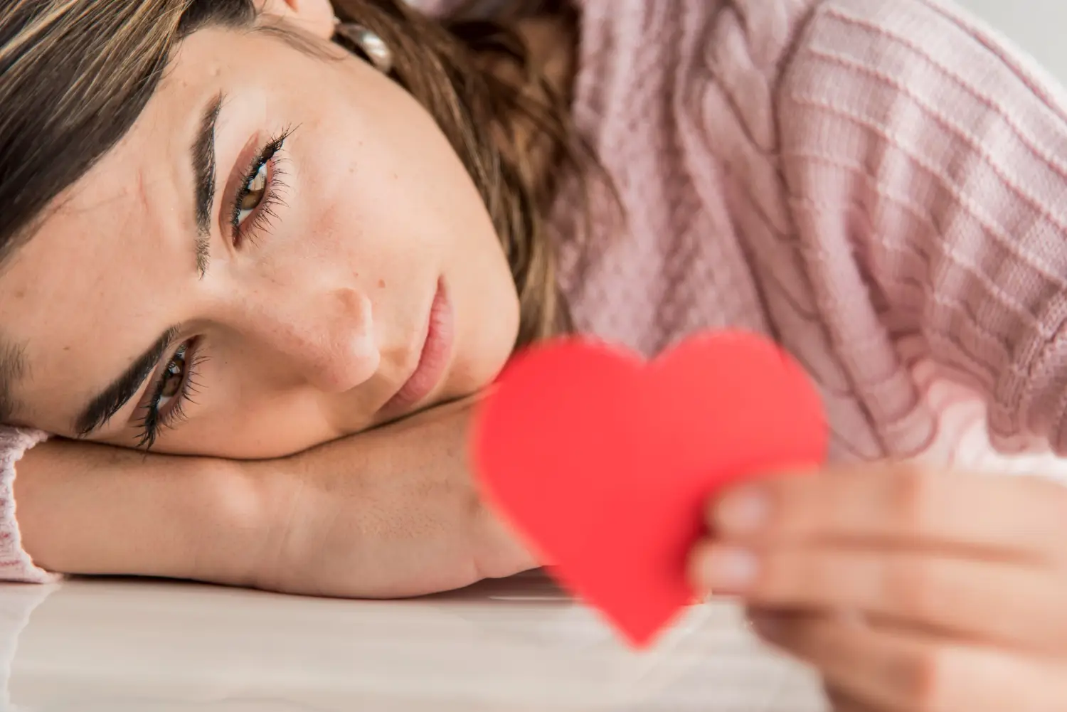 Rupture amoureuse : pourquoi ça fait si mal (et comment s’en relever vraiment) ?